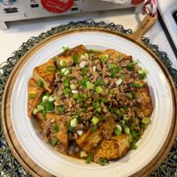 可能是拉麵、麵、炒麵、豆腐和文字的圖像