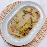 可能是麵、香菇和炒麵的圖像