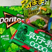 可能是顯示的文字是「 TRO 香菜口味 CORIANDER FLAVOR ㅓ게 መጅ! 小華果 多力多 Doritar MUGWOR Kenji Kenji TANGYU TANGY 健司 健司。 AROMATIC 草仔粉 c AROM RICHAN RICI AND 濃酵芝麻 粉 artu yPackNet net 非供園 食，應充 SESANG BLACK 」的圖像