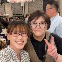 可能是眼鏡和顯示的文字是「安案林」的圖像