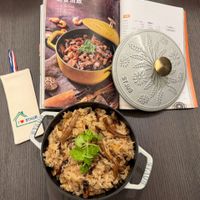 可能是炒飯、火鍋、西班牙大鍋飯、印度香料飯、豆腐、麵和文字的圖像