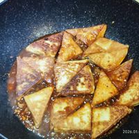 可能是豆腐和半圓形餡餅的圖像