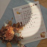 可能是日記、洋桔梗、滿天星、千日紅和文字的圖像