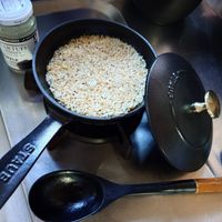可能是木湯匙、北非小米飯和鬆餅機的圖像
