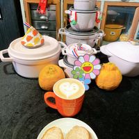 可能是咖啡杯、泡茶器和文字的圖像