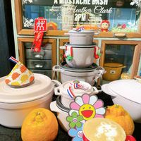 可能是‎咖啡杯、泡茶器、火鍋和‎顯示的文字是「 ‎फुত A MUSTACHE BASH honorinar teather Clark ΜOMMy-T6 2:14 2PM RSMPT0 at 7.000.0000 atT Babee 共 성 וררומפ STAUL‎ 」‎‎ 的圖像