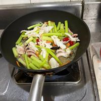 可能是燉小牛膝和快炒的圖像