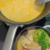 可能是水波蛋、拉麵、豆腐和文字的圖像