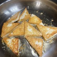可能是半圓形餡餅和豆腐的圖像
