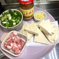 可能是豆腐和顯示的文字是「生 EASY EASTOOPEN το OPEN 川山画 STAUB STAUB SmN 」的圖像