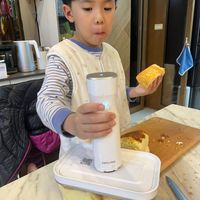 可能是泡茶器和顯示的文字是「 EWILLING 」的圖像