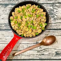 可能是義大利麵、炒飯和木湯匙的圖像