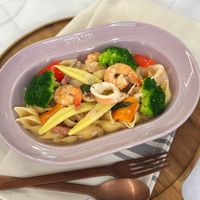 可能是義大利麵、蝦和顯示的文字是「 STALS staub enfrance stanb® rance 」的圖像
