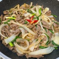 可能是快炒和肉排的圖像