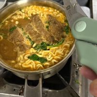 可能是義大利麵、拉麵和刀的圖像