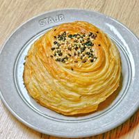 可能是肉桂捲、半圓形餡餅和肉餡餅的圖像