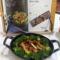可能是燉小牛膝和文字的圖像