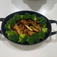 可能是燉小牛膝和快炒的圖像