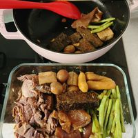 可能是香菇、燉小牛膝和肉排的圖像