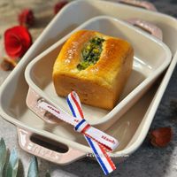 可能是法式長棍麵包和顯示的文字是「 கமிட 市 staub stauh G0wa.S 201 Rebecca's Rebecco'sHedonism S Hedonism 」的圖像