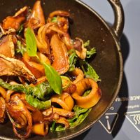 可能是肉排、燉小牛膝、快炒和香菇的圖像