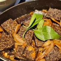 可能是肉排、香菇、燉小牛膝和羊肚蕈菇的圖像
