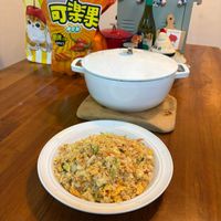 可能是炒飯、印度香料飯、炒麵和文字的圖像