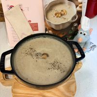 可能是香菇、粥、起司火鍋、木湯匙、豆腐和文字的圖像