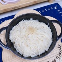 可能是拉麵、麵、義大利麵和文字的圖像