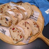 可能是黑麥麵包和文字的圖像