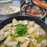 可能是粥、豆腐、火鍋和顯示的文字是「傳钱 家料123.0 台式 Elise Chang 」的圖像