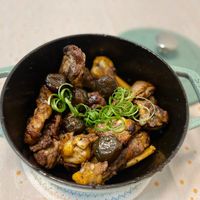 可能是‎香菇、燉小牛膝和‎顯示的文字是「 ‎SKAUB BAUT ی‎ 」‎‎ 的圖像