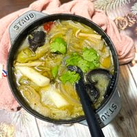 可能是香菇、火鍋、麵、豆腐和文字的圖像