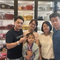 可能是一或多人和文字的圖像