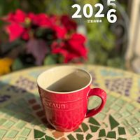 可能是咖啡杯和顯示的文字是「 202 202 艾蜜莉餐索 STAUBL YAUB 」的圖像
