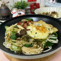 可能是麵、炒麵、拉麵、水波蛋和香菇的圖像