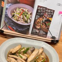 可能是火鍋、拉麵、豆腐、麵和文字的圖像