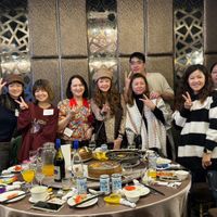 可能是一或多人、火鍋和文字的圖像