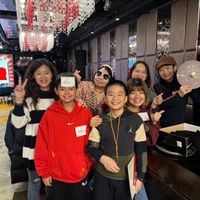 可能是一或多人和文字的圖像