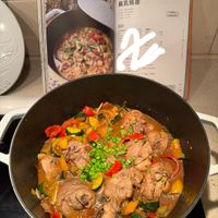 可能是西班牙大鍋飯和文字的圖像