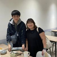 可能是一或多人、咖啡杯和矢車菊的圖像
