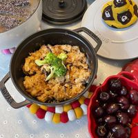 可能是豆腐、櫻桃、火鍋和顯示的文字是「 STAUB STAMB 」的圖像