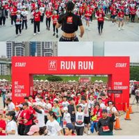 可能是‎一或多人、人群和‎顯示的文字是「‎共 ENYILIND ONDER START RUNRUN זי m ZWILLING RUN RUN START BE ACTIVE STAY HEALTHY RIRIN 국의 FROM GERMANY 731 RUN ت 在教練帶動下 在教練帶動下，跑者們隨著節奏熱 跑者們隨著節奏熱 身， 隨後齊聚起胞線前蓄勢待發， 共同 點燃現場熱力十足的路跑盛況。‎」‎‎ 的圖像