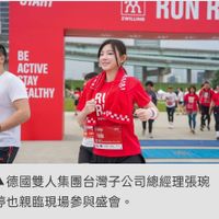 可能是一或多人和顯示的文字是「 DUAIT ገ ZWILLING KUN KU BE ACTIVE STAY FALTHY RI RI R! EACTNG 전포 1688 0. DOS 臨 德國雙人集團台灣子公司總經理張碗 德國雙人集團台灣子 婷也親臨現場參與盛會。」的圖像