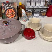 可能是‎顯示的文字是「‎霧鐵鍋 家料理夢 U مط‎ 」‎的圖像
