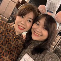 可能是一或多人和文字的圖像