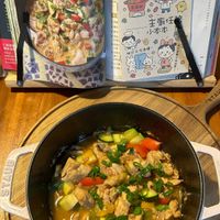 可能是西班牙大鍋飯、拉麵、粥和文字的圖像