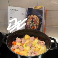 可能是燉小牛膝、牧羊人派和文字的圖像