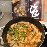 可能是豆腐、拉麵、麵和顯示的文字是「目魚飯湯 វកមន 풍동영유 風目魚飯湯 coco 본 O 위원 作法」的圖像