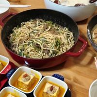 可能是炒麵、拉麵、麵、豆腐和文字的圖像